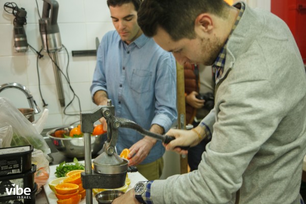 Adam Ziv (detrás) y Manu Balanzino elaborando un sorbete