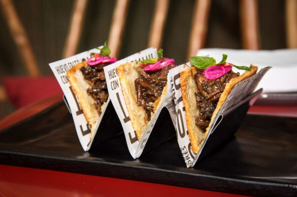 Pan de cristal served like a taco with braised oxtail and pickled onions. Foto: J by José Andrés