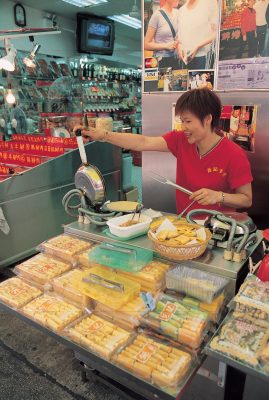 Los puestos callejeros ofrecen desde "eggs rolls" hasta bollos de pan