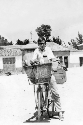 Jesús López repartiendo pan en su bicicleta