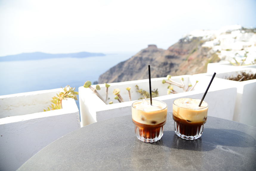 Los griegos desayunan un café frío junto a un dulce