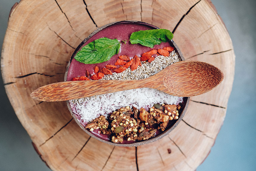 Los bowls están de moda. Entre sus ingredientes, destacan los frutos rojos, cereales o superalimentos.